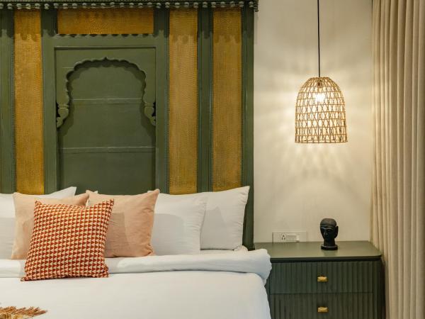 Surpura Bagh : photo 6 de la chambre chambre lit king-size - vue sur piscine