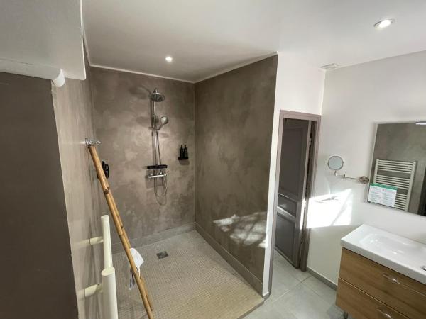 Maranatha Résidence avec plage privée, piscine chauffée : photo 3 de la chambre villa 2 chambres - côté plage - olivier