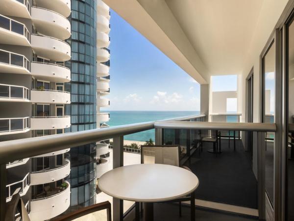 Hilton Cabana Miami Beach Resort : photo 7 de la chambre hébergement 1 lit king-size avec balcon - côté océan - aile extérieure