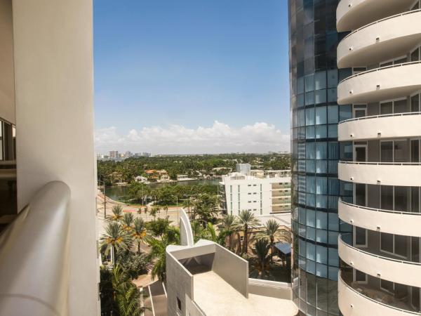 Hilton Cabana Miami Beach Resort : photo 7 de la chambre hébergement deluxe 1 lit king-size avec balcon - vue sur ville