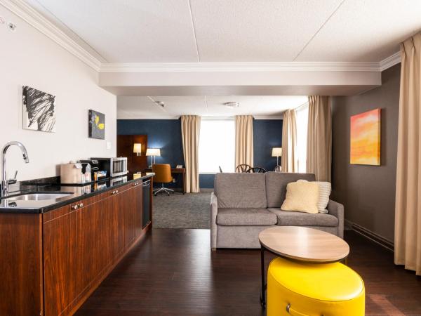 Comfort Inn & Conference Centre Toronto Airport : photo 1 de la chambre suite lit king-size avec canapé-lit et coin cuisine - non-fumeurs