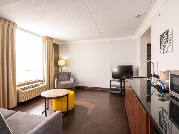 Comfort Inn & Conference Centre Toronto Airport : photo 2 de la chambre suite lit king-size avec canapé-lit et coin cuisine - non-fumeurs