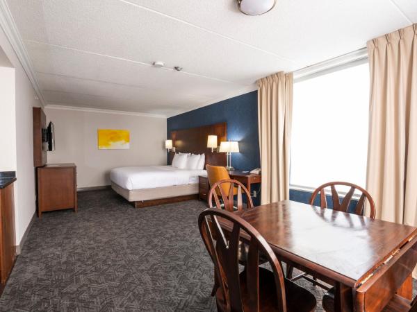 Comfort Inn & Conference Centre Toronto Airport : photo 3 de la chambre suite lit king-size avec canapé-lit et coin cuisine - non-fumeurs