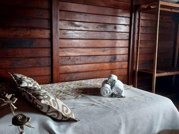 Namorada Brava Guest House : photo 10 de la chambre chambre familiale avec salle de bains privative