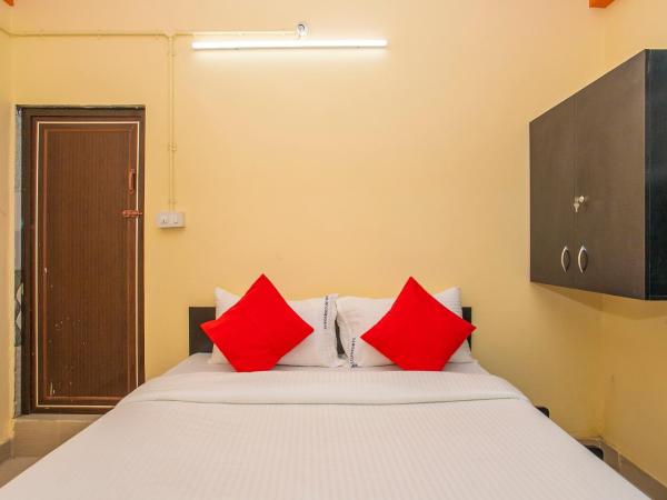 Sri Hari Premium Comforts Near Sandhya Digital 4K Theatre : photo 3 de la chambre petite chambre double