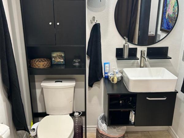 A Luxury Master Bedroom in a Condo : photo 4 de la chambre chambre familiale avec salle de bains commune