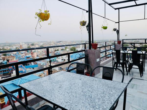 MOON NIGHT GUEST HOUSE : photo 6 de la chambre chambre double - vue sur montagne