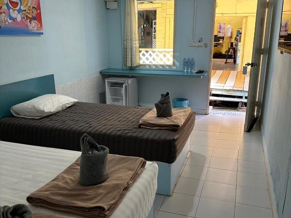 Koh Chang Baanrimtalay : photo 2 de la chambre chambre triple avec salle de bains