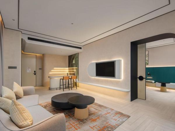 Hilton Garden Inn Nanjing Hexi Olympic Sports Center : photo 7 de la chambre suite deluxe avec lit king-size