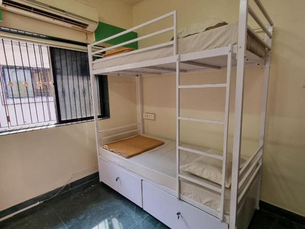 JOY HOSTEL - Digital Nomads Hostel & PG - Koregaon Park : photo 4 de la chambre dortoir pour femmes de 6 lits