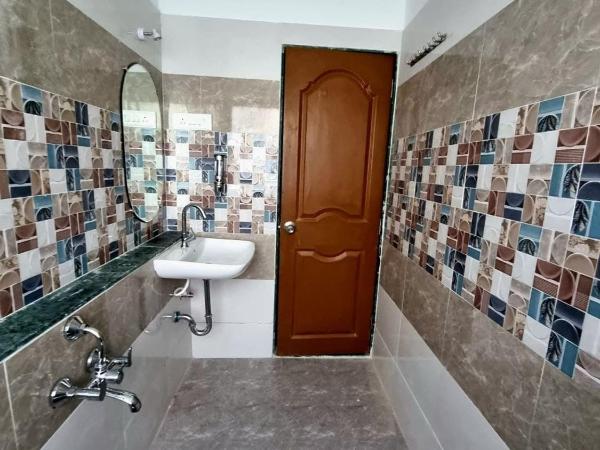 JOY HOSTEL - Digital Nomads Hostel & PG - Koregaon Park : photo 5 de la chambre chambre familiale avec salle de bains privative