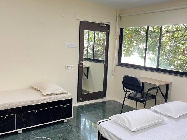 JOY HOSTEL - Digital Nomads Hostel & PG - Koregaon Park : photo 2 de la chambre chambre familiale avec salle de bains privative