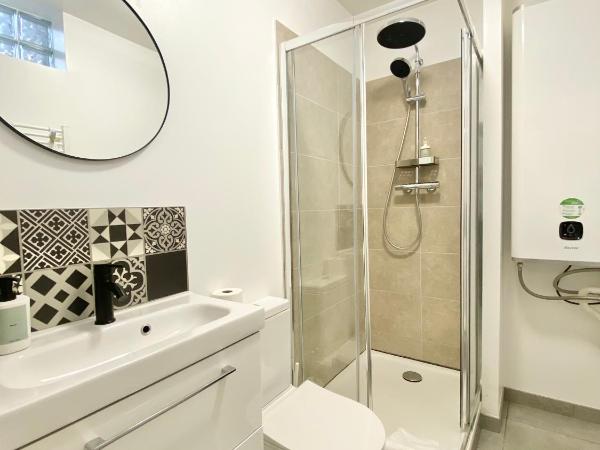 VILLA VLAS - Chambre d'Hôte - Limoges : photo 4 de la chambre chambre double avec salle de bains privative