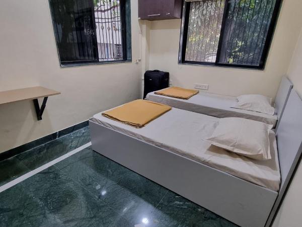 JOY HOSTEL - Digital Nomads Hostel & PG - Koregaon Park : photo 4 de la chambre chambre lits jumeaux avec salle de bains privative