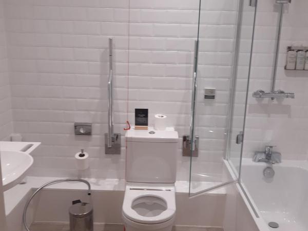 voco Oxford Spires, an IHG Hotel : photo 5 de la chambre chambre double avec douche accessible en fauteuil roulant