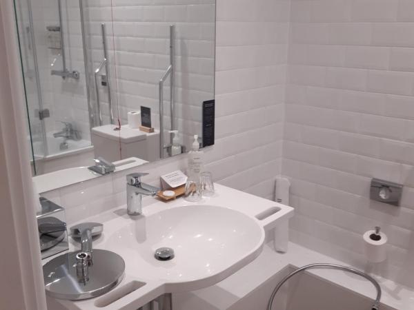 voco Oxford Spires, an IHG Hotel : photo 4 de la chambre chambre lits jumeaux pour personnes à mobilité réduite