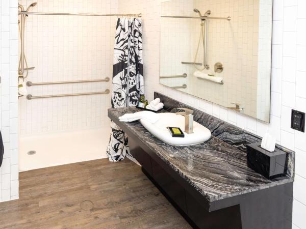 Lorenzo Hotel Dallas, Tapestry Collection by Hilton : photo 1 de la chambre corner king room with bath tub - mobility accessible