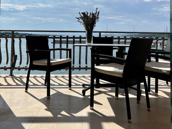 Villa Adria : photo 2 de la chambre three-bedroom apartment with terrace and sea view (5 adults)