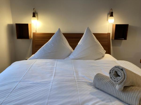 Minimal Hostel No 41 : photo 2 de la chambre chambre double avec salle de bains commune