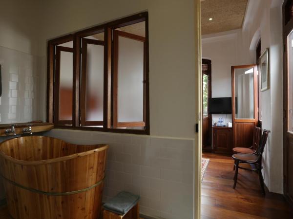 Ren I Tang Heritage Inn : photo 5 de la chambre chambre baignoire