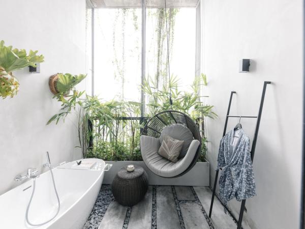 Lloyd's Inn Kuala Lumpur : photo 2 de la chambre chambre lit king-size avec balcon