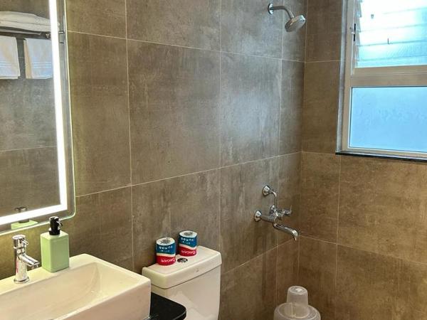 Limelights Premium Serviced Residences : photo 9 de la chambre suite lit king-size avec balcon