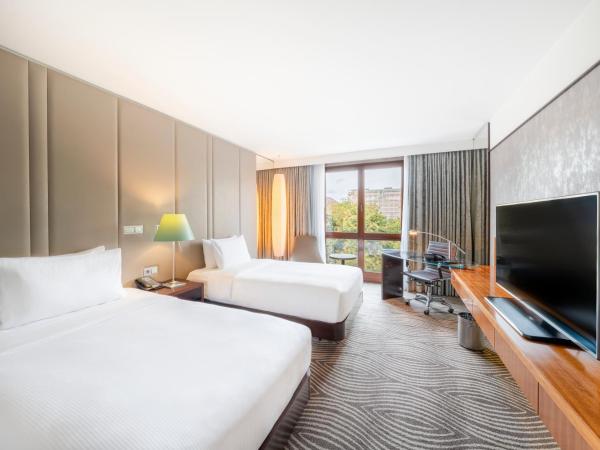 Hilton Berlin : photo 3 de la chambre chambre lits jumeaux exécutive - accès au salon