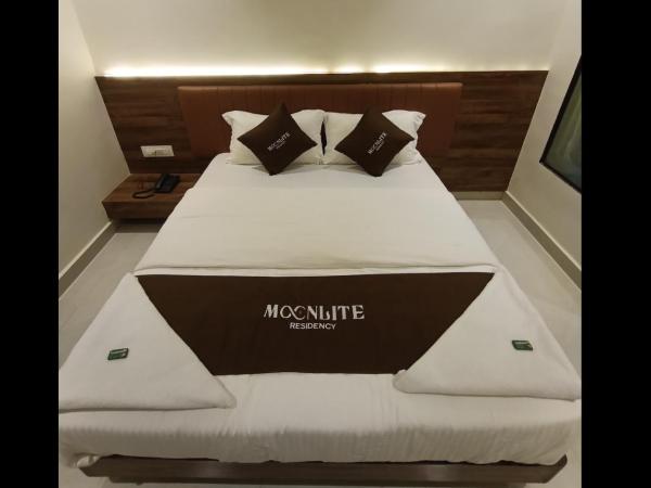 Moon Lite Residency - Malad West : photo 7 de la chambre chambre deluxe