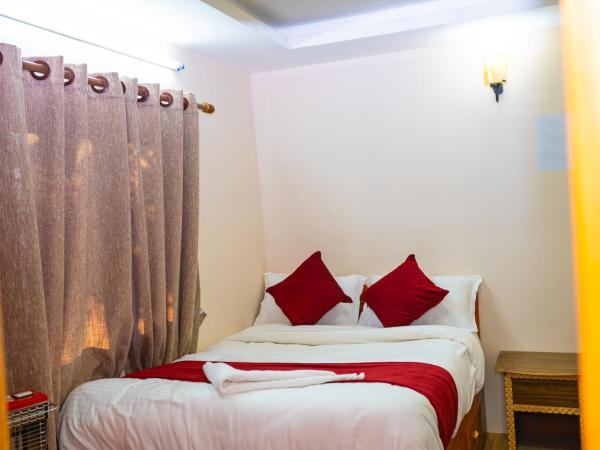 Naya Gaun Eco Resort : photo 3 de la chambre chambre double avec salle de bains privative