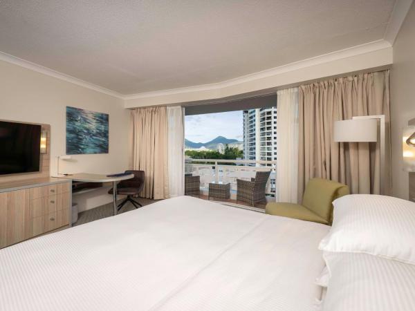 DoubleTree by Hilton Cairns : photo 1 de la chambre chambre lit king-size supérieure avec balcon