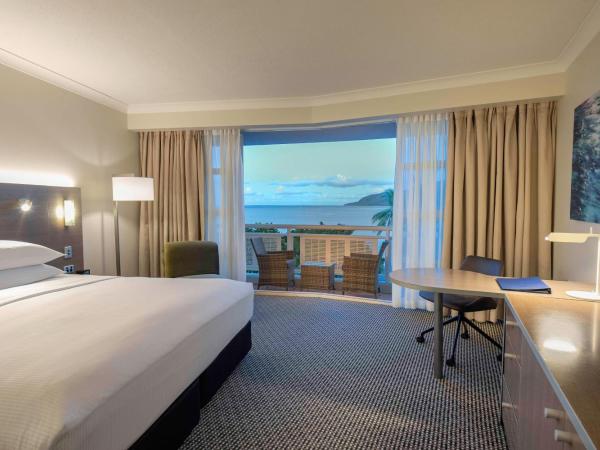 DoubleTree by Hilton Cairns : photo 1 de la chambre chambre lit king-size deluxe - vue sur mer
