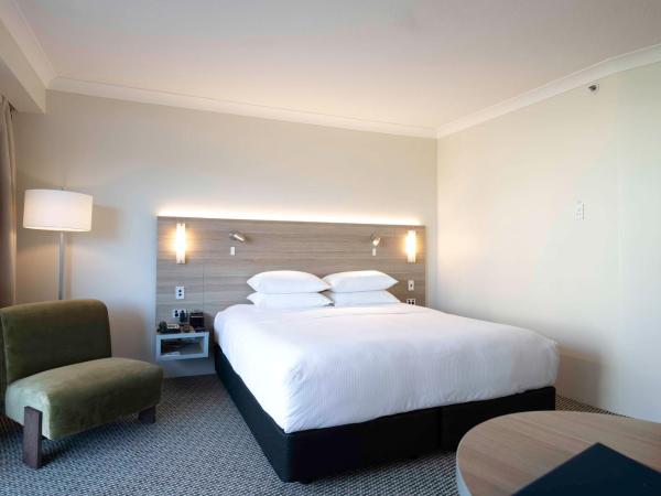 DoubleTree by Hilton Cairns : photo 3 de la chambre chambre lit king-size de luxe - vue sur montagne