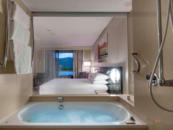 Hilton Cairns : photo 4 de la chambre executive king spa with executive lounge access