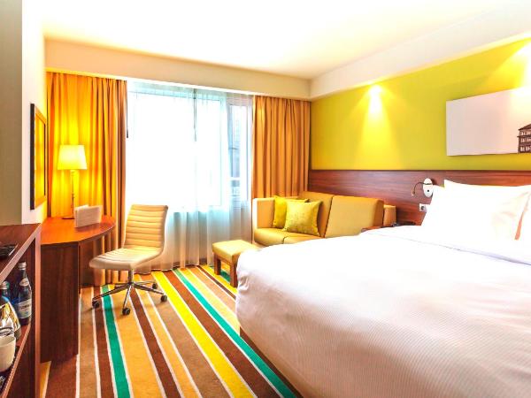 Hampton by Hilton Warsaw City Centre : photo 5 de la chambre chambre lit queen-size avec canapé-lit - vue sur ville