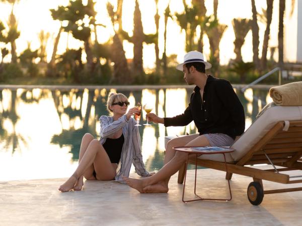 The View Agadir : photo 5 de la chambre hébergement lit king-size deluxe - vue latérale sur piscine