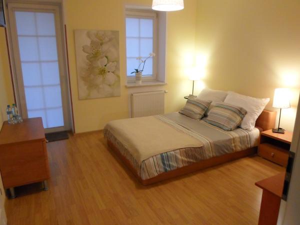 Villa Jeziorki 71 : photo 7 de la chambre chambre double lit king-size avec balcon