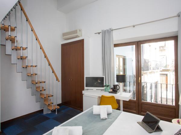 Casual Ilbira Granada : photo 2 de la chambre chambre familiale avec balcon
