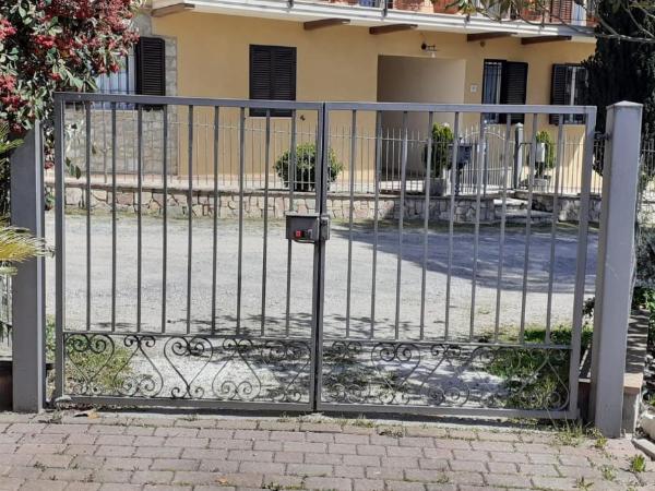 Camera privata in villa con ingresso indipendente e grande giardino : photo 1 de la chambre chambre familiale avec salle de bains privative