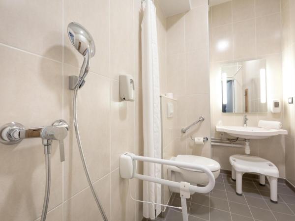B&B HOTEL Sainte-Maxime Golfe de Saint Tropez : photo 3 de la chambre chambre double - accessible aux personnes à mobilité réduite 