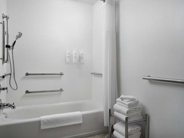 Hampton Inn & Suites Austin-Downtown/Convention Center : photo 3 de la chambre chambre double avec deux lits doubles et une baignoire - accessible aux malentendants / non-fumeurs