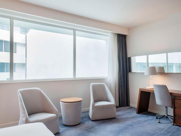 DoubleTree by Hilton Wroclaw : photo 1 de la chambre chambre lit king-size - accessible aux personnes à mobilité réduite 