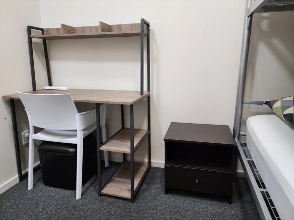 Newton Lodge Auckland : photo 4 de la chambre chambre lits jumeaux privée avec lits superposés et salle de bains commune (sans fenêtre)