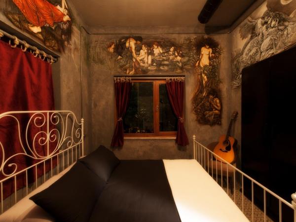 Role Street Hostel : photo 4 de la chambre chambre double - vue sur jardin