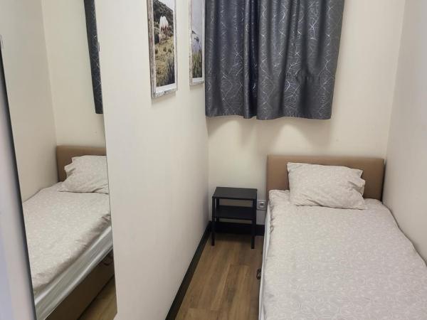 Rooms4Rest Bokserska - Private rooms for tourists - ATR Consulting Sp, z o,o, : photo 4 de la chambre chambre simple avec salle de bains commune