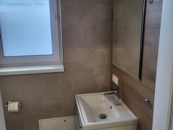Rooms4Rest Bokserska - Private rooms for tourists - ATR Consulting Sp, z o,o, : photo 10 de la chambre chambre simple avec salle de bains commune
