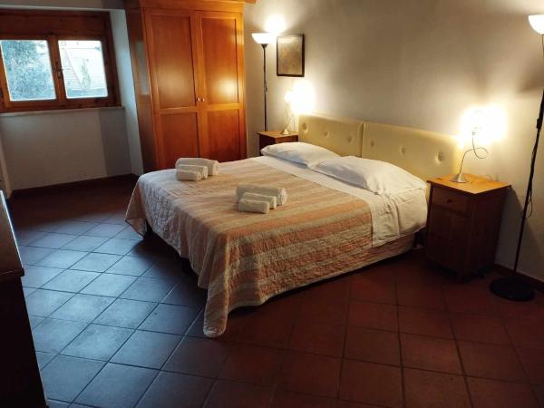 Hotel Fedora : photo 5 de la chambre chambre triple avec salle de bains privative séparée