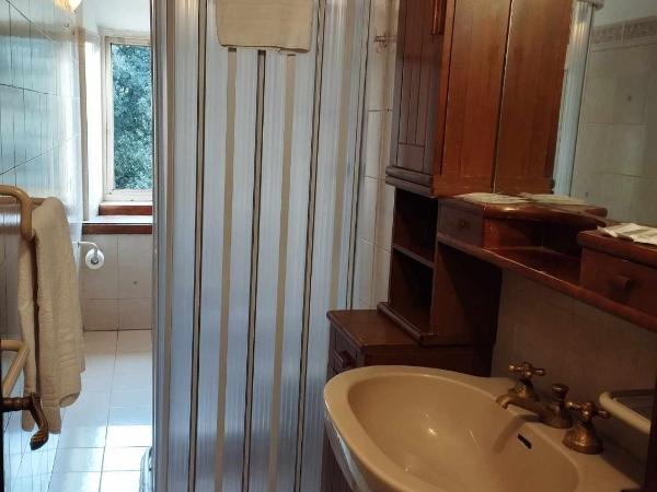 Hotel Fedora : photo 3 de la chambre chambre triple avec salle de bains privative séparée