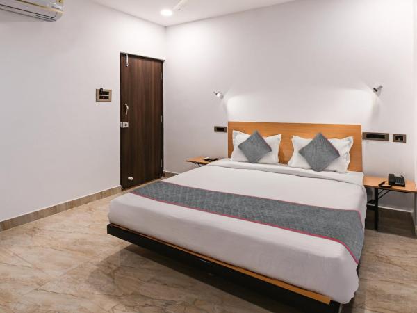 Super Townhouse 1294 De Alphabet Karmanghat : photo 1 de la chambre chambre triple classique