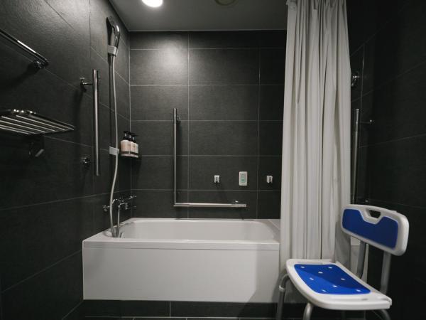 Hotel Royal Classic Osaka : photo 3 de la chambre chambre lits jumeaux pour personnes à mobilité réduite