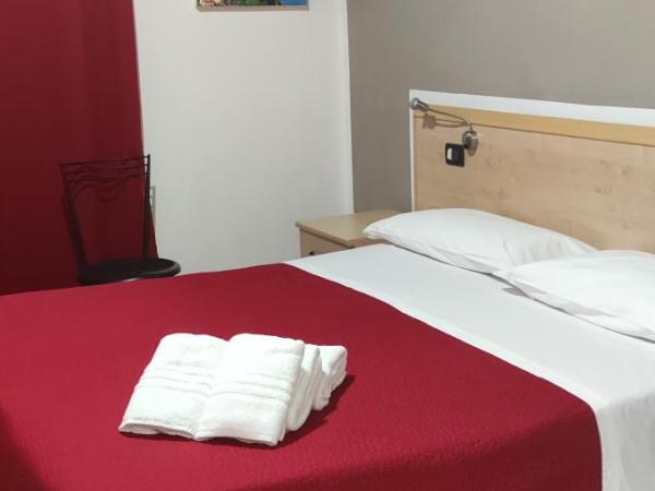 Nautilus Hotel : photo 1 de la chambre chambre lit king-size avec douche accessible en fauteuil roulant - adaptée aux personnes à mobilité réduite